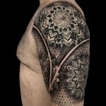 tattoo maori peito escala de cinza