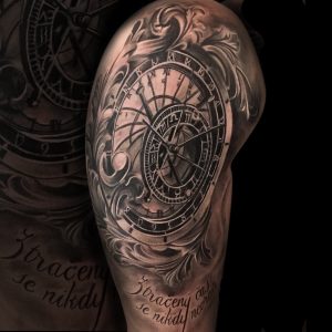 tatuagem relogio braço masculino